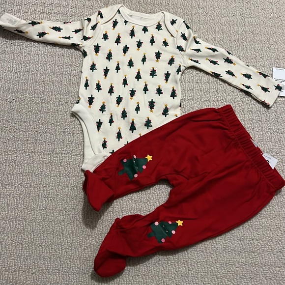 NWT - Old Navy 5 piece holiday layette set for baby. Size 0-3 months. - Picture 5 of 7